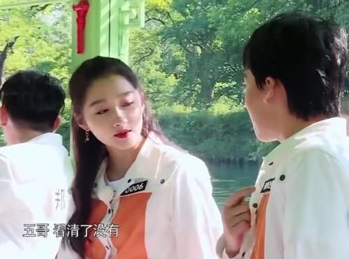 郭麒麟遇上关晓彤,开口第一句的称呼亮了,连鹿晗都不曾叫过