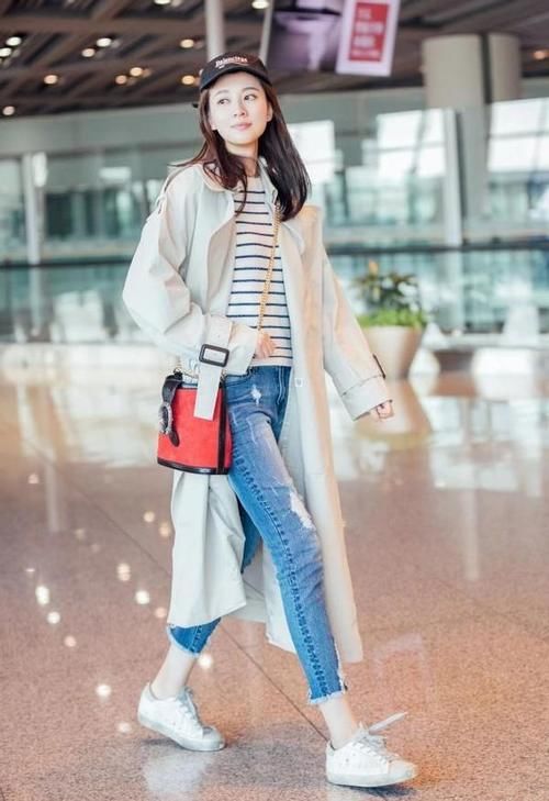 春天风衣里面穿什么才时尚？推荐这3种“内搭”，减龄百搭又耐看