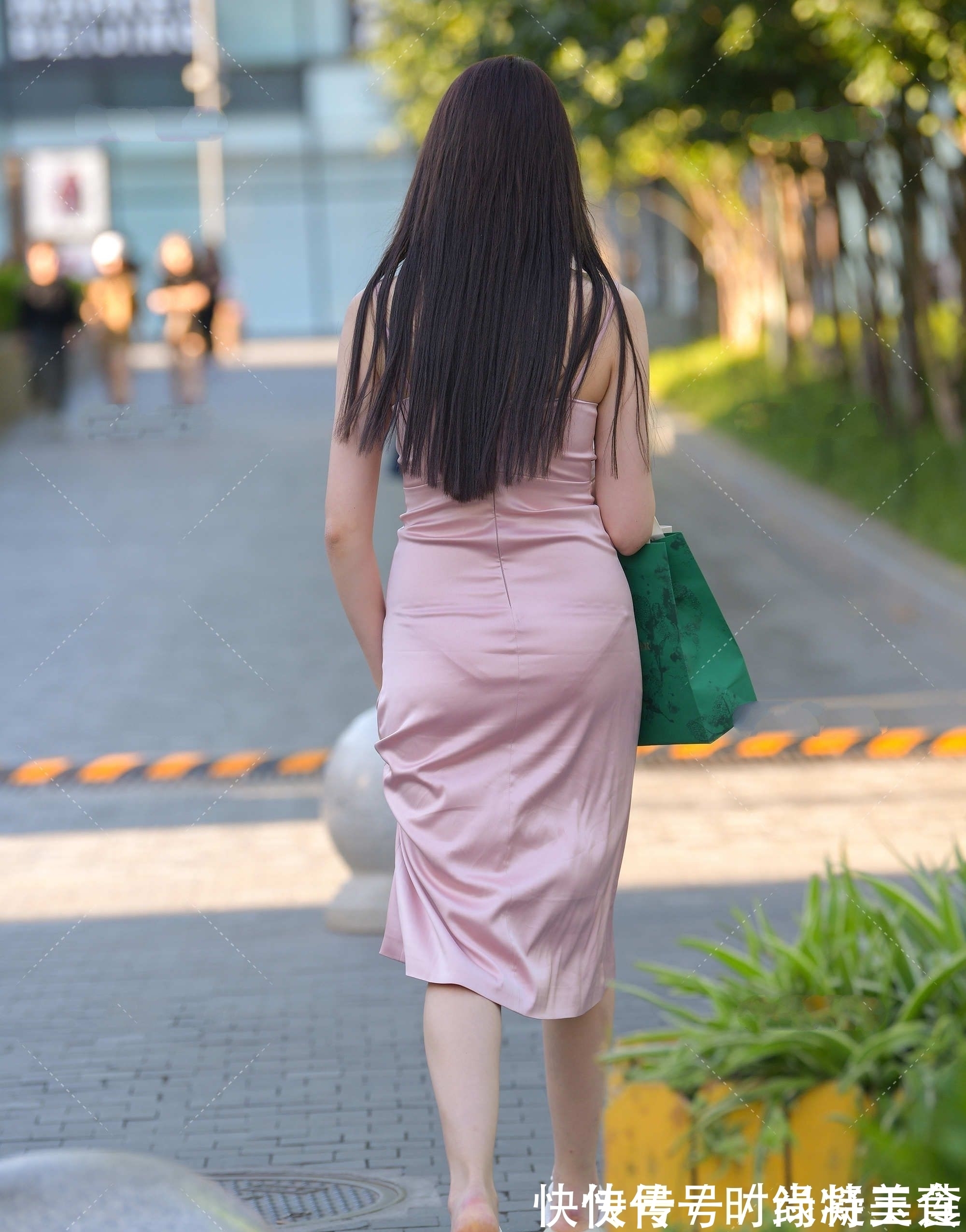 粉色连衣裙 粉色连衣裙温柔又可爱,配合丝质面料,穿搭更添优雅气质