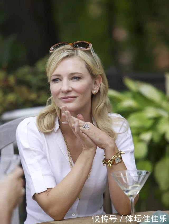 搭配 买了白衬衣真的不吃亏！每年一个新穿法，今年最火的搭配就是肯豆！