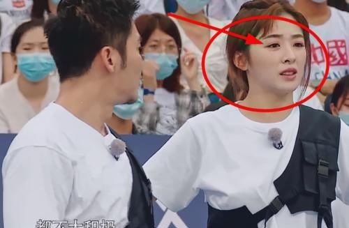 跑男关滤镜，baby脖子和脸俩色，张含韵假睫毛掉了，蔡徐坤更意外