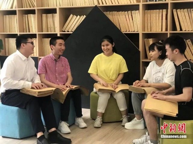 学霸班！中国诗词大会上走红的00后盲女和她的盲人同学都考上本科啦！