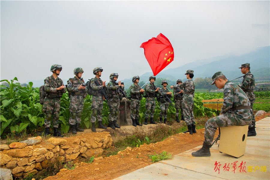 文艺|没有华丽的舞台和灯光，这场文艺巡演为何让官兵拍手叫好