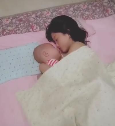 被子|姐姐带着妹妹睡午觉,宝妈掀开被子看了一眼,眼前的画面很暖心