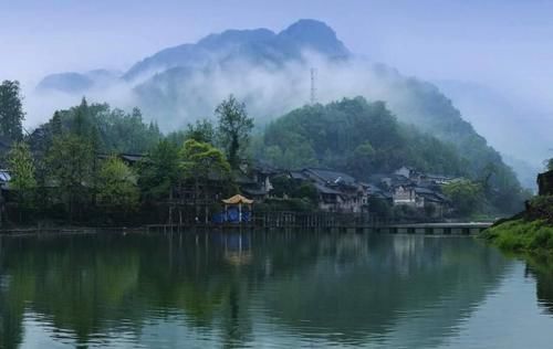 四川一座历史悠久的古镇，历代屡废屡兴，是四川十大古镇之一