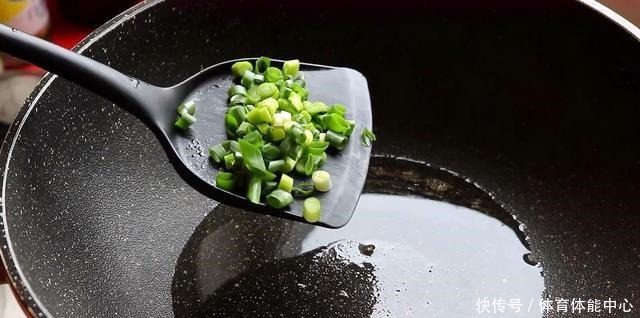 黄瓜自从学会这样做，我家都不买肉了，简单下饭，比吃肉还过瘾！