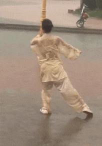 |搞笑GIF: 这也太神奇了吧 女友的鞋袜是怎么脱成这样的?