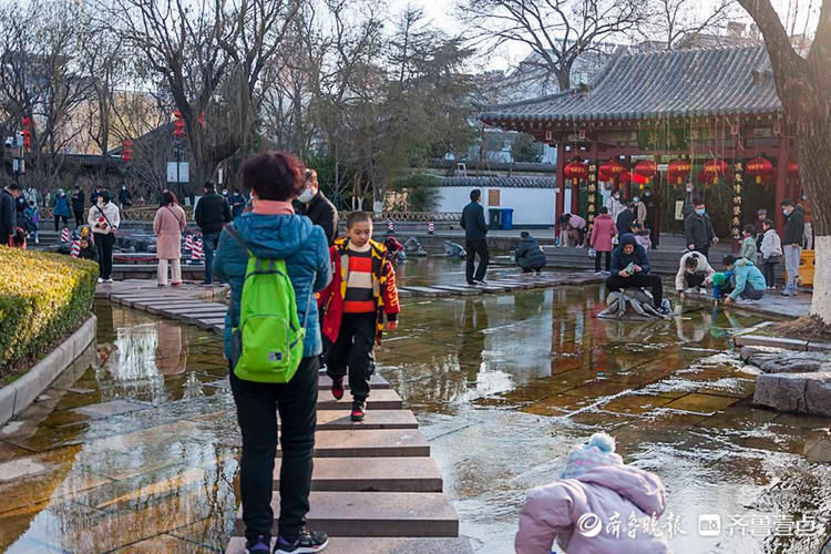 周末赏春！济南五龙潭春意浓，家长和孩子玩的不亦乐乎|情报站| 周末赏春！济南五龙潭春意浓，家长和孩子玩的不亦乐乎\＂,\＂i12\＂:\＂情报站