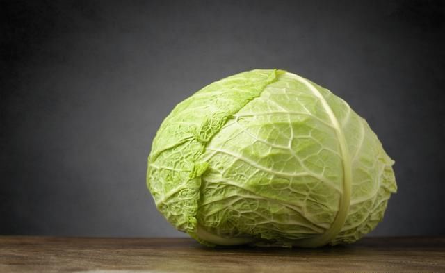 炒成|包菜的做法非常简单,但炒成大厨师的味儿来,你得那样做,必须这两步