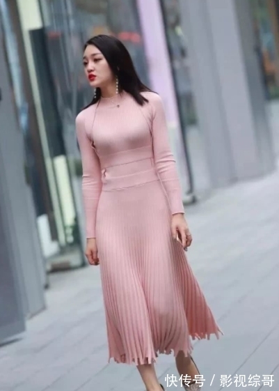 长发|街拍:粉色连衣裙长发美女看一眼就令人陶醉
