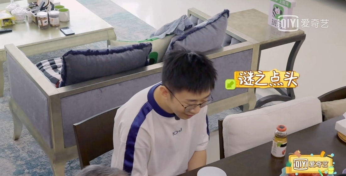 自热饭|宋妍霏父母瞧不上杨迪？不做饭仅用咸菜款待，富人眼里明星不算啥