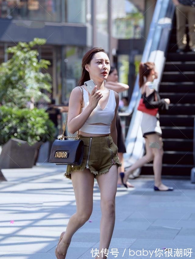 枯绿色 枯绿色很显白,搭配白色上衣显年轻,简约又好看!
