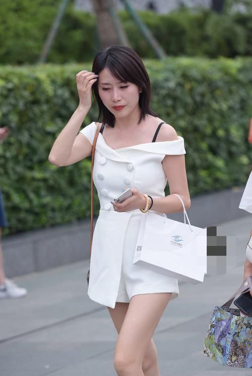 成熟端庄大姐姐，散发着令人无法抗拒的迷人气息