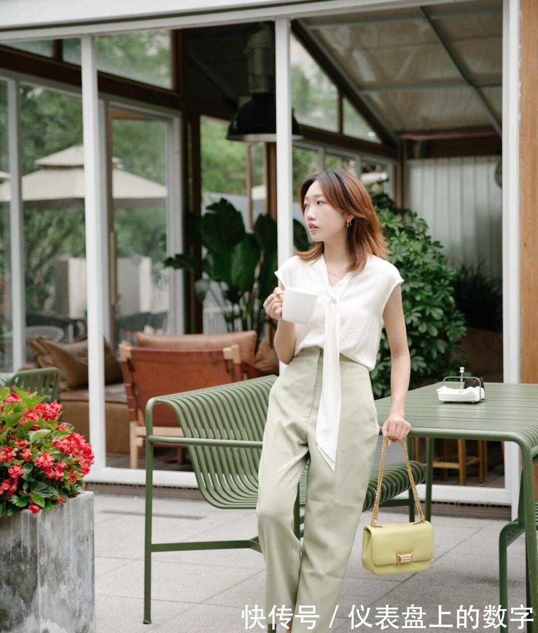 针织上衣 这才是30+女人该有的打扮针织上衣搭配牛仔喇叭裤,时髦又舒适