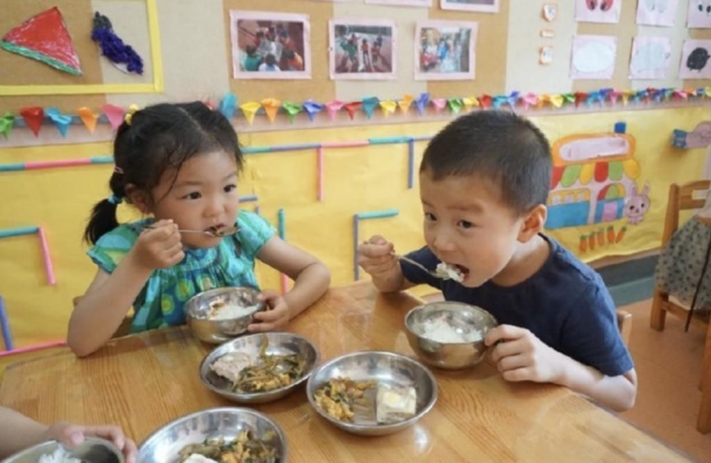 饭菜|孩子在幼儿园饭量增大，看到老师拍的午餐照后，妈妈备受打击