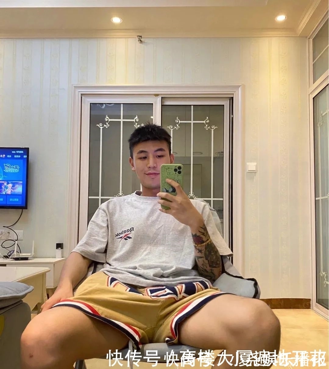 身材|方脸大长腿小哥晒自拍照,粗腿厚背太惹眼,附上胸肌训练计划