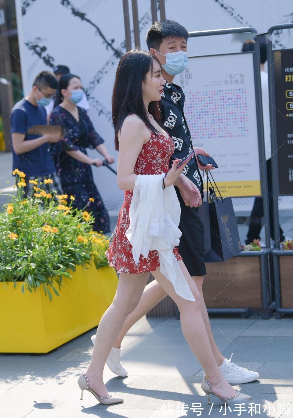 气质|半身裙搭配毛衣,轻松打造温柔气质,看起来时尚又美观