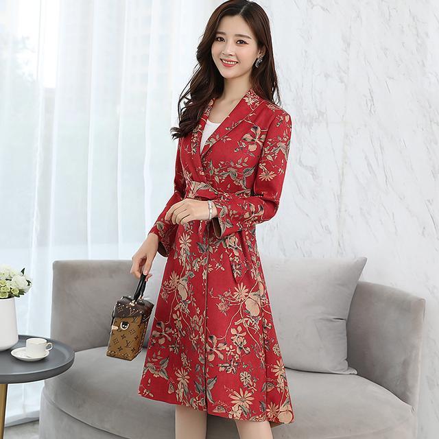 风衣|中国风外套+旗袍式连衣裙,这样穿实在太美,到哪里都是焦点