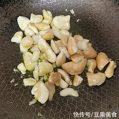 学会青红椒炒新鲜菱角，把餐厅味道搬回家