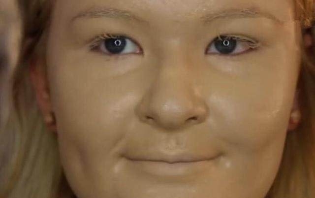 化妆 一美女爱化妆,一次往脸上涂满一百层粉底液,结果令人不忍直视了