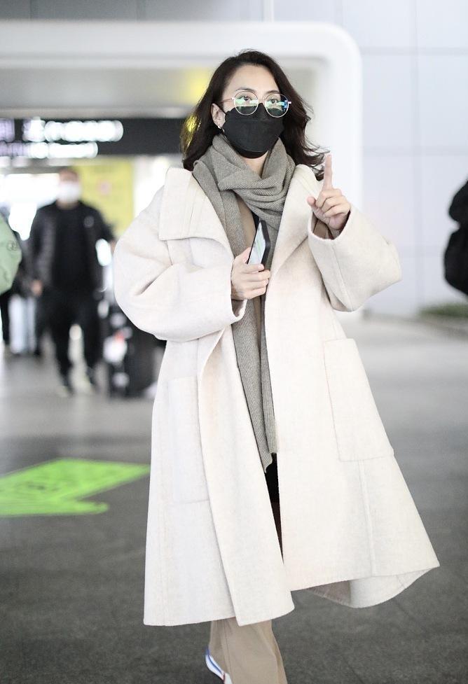 学着霍汶希去搭配，演绎出了强大气场，风衣搭配直筒裤超洋气