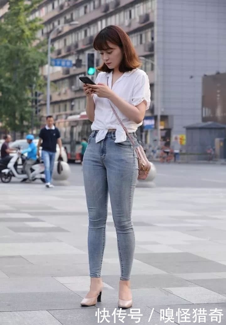 街拍美女:小姐姐紧身牛仔裤配白衬衫,增添一抹动人的靓丽