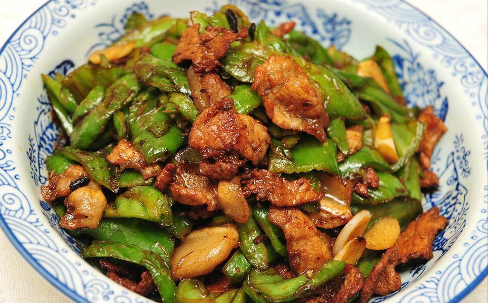 辣椒炒肉,先炒辣椒还是肉?湖南人教你2个窍门,鲜香过瘾真下饭