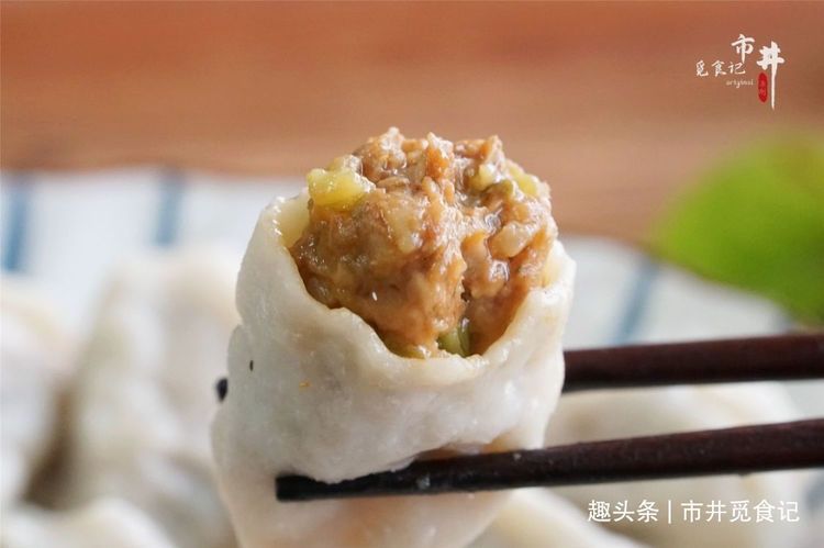 做萝卜猪肉馅饺子,萝卜的处理是关键,方法对了,饱满多汁味道香