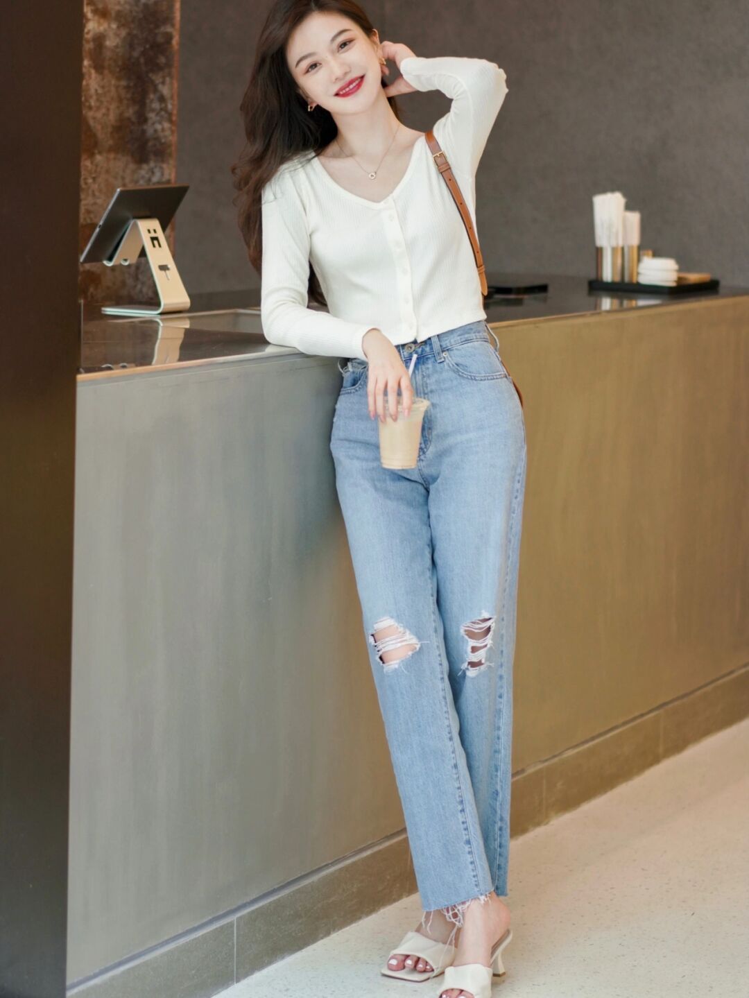 针织开衫 秋冬,怎么穿针织开衫更美?搭配上牛仔裤或者半身裙,温柔又优雅