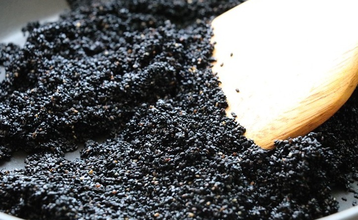 奶奶常吃黑芝麻,教你1个家常做法,比芝麻丸简单,头发黑精神好