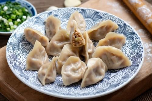 白菜做馅，切忌用盐杀水，给您支一招，白菜不出水，饺子鲜美多汁