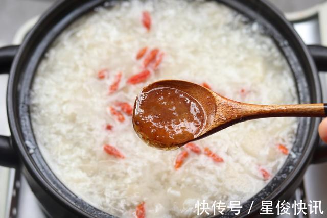 老人|家有老人看过来,常给老爸熬这汤,白发变黑发,乌黑还柔顺