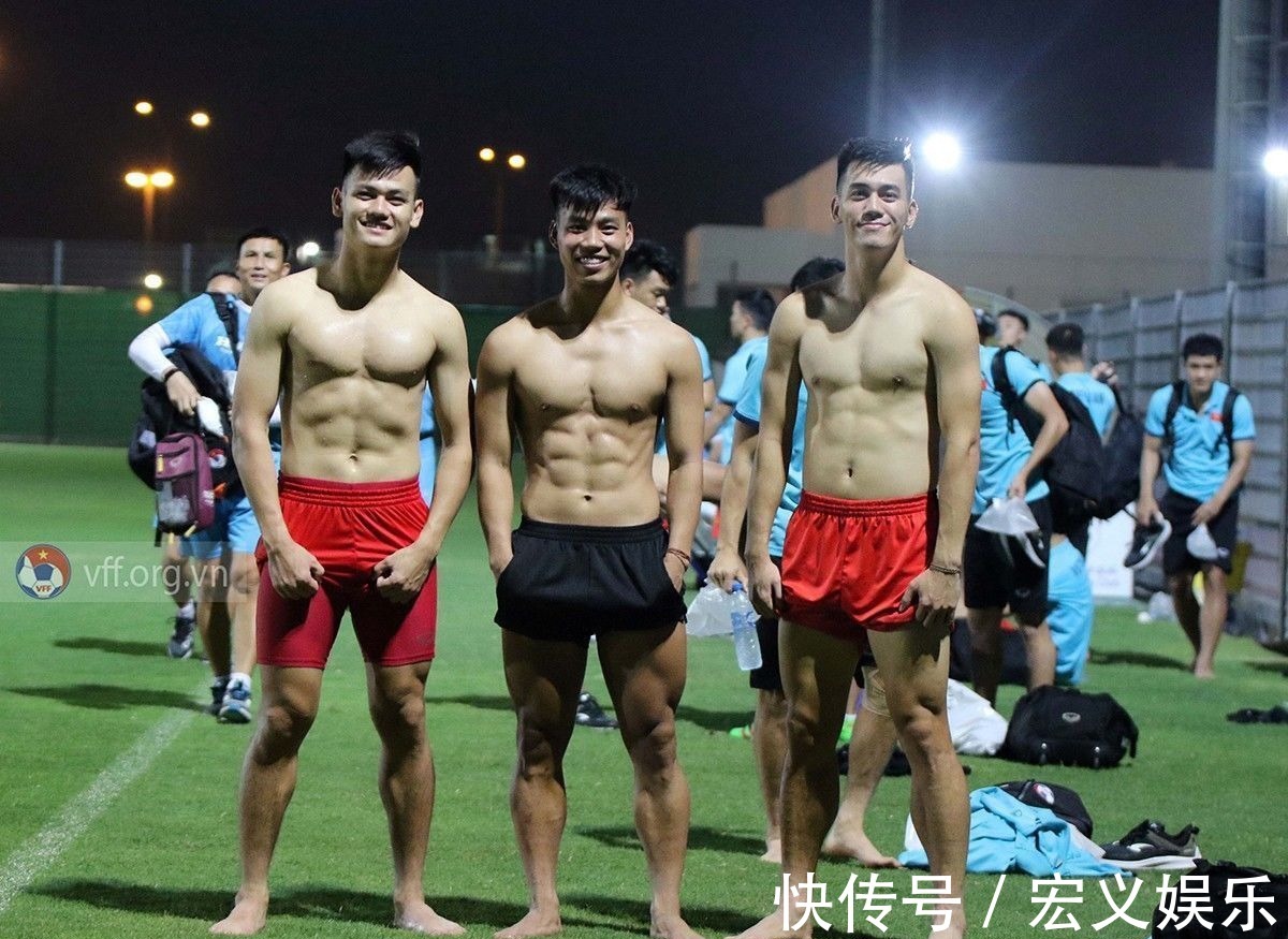 百米飞人|国足有身体优势?越南球员不服,亮出发达腹肌,秒杀李铁所有爱将