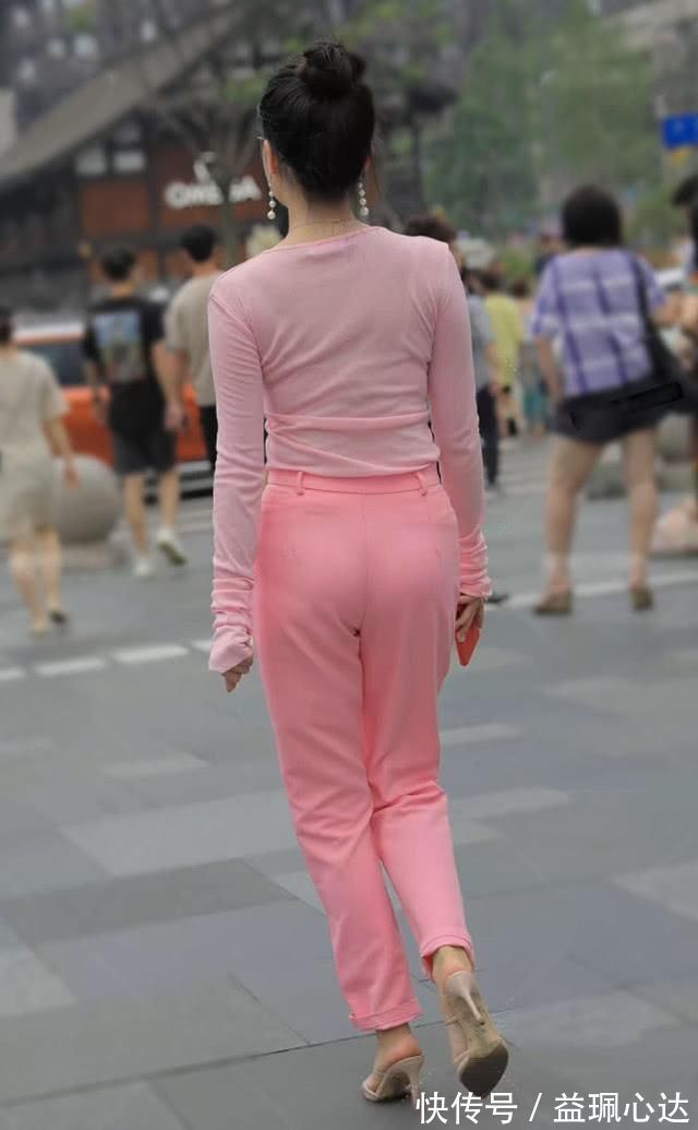 小姐姐|街拍美女小姐姐浅粉色长袖搭配荧光粉休闲裤,显得优雅又知性