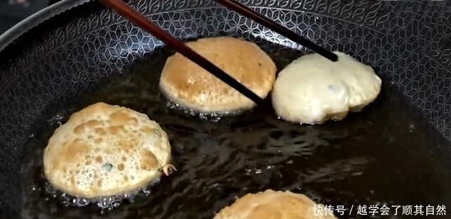 春天,少吃馒头包子多吃它,简单一炸,个个空心,暄软又劲道