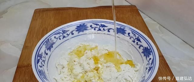以后面粉就这样做,不发面不烫面,比鸡蛋饼好吃,个个香脆鼓大泡