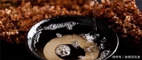 冯永谦!古墓挖出千年老酒,专家开盖抿了一口,同事问味道,他淡定回5字