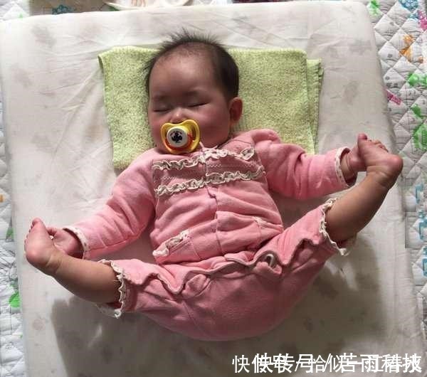 宝宝|妈妈在网上晒出宝宝睡觉的样子,有几张你可能受不了