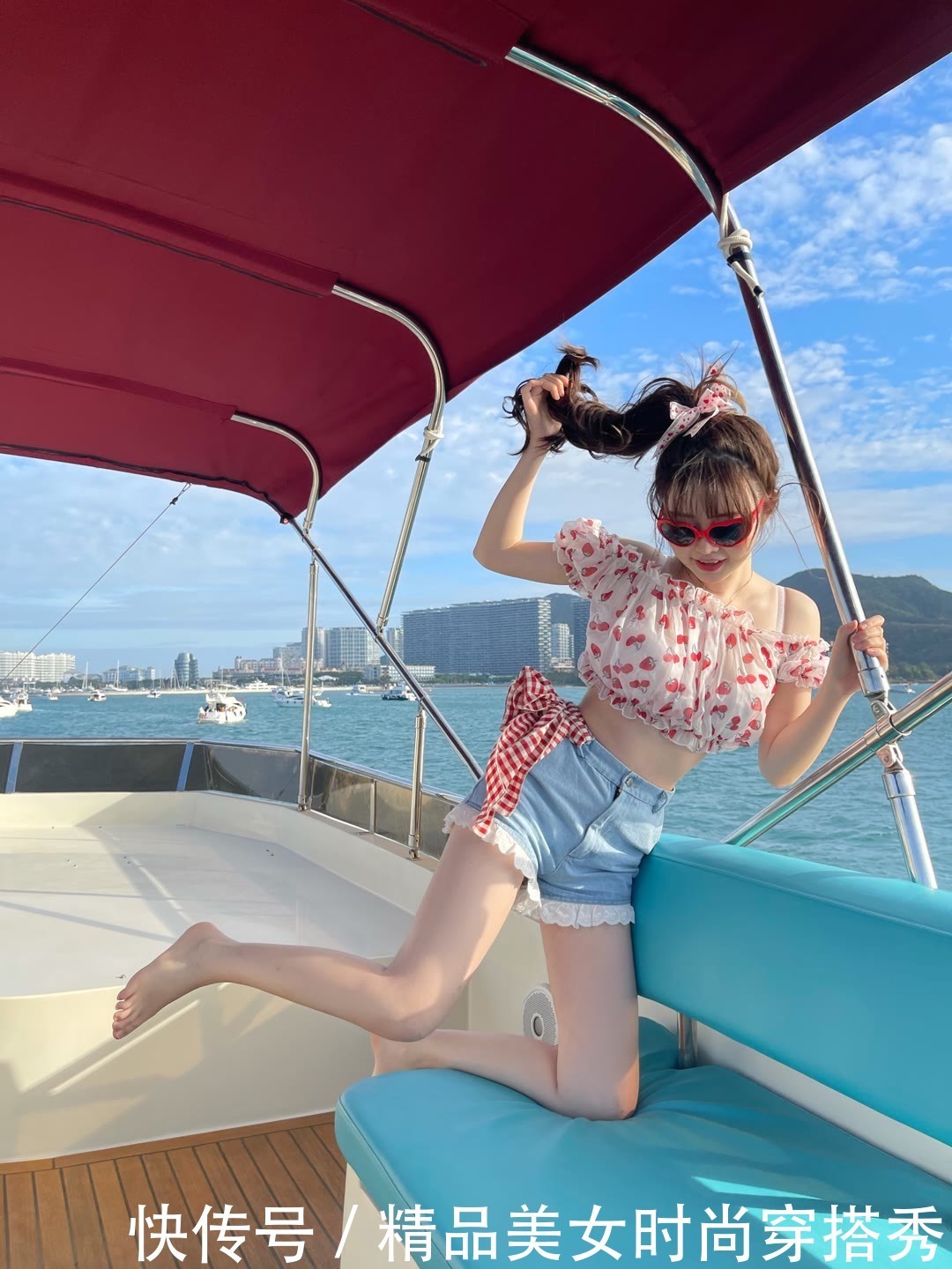 草莓|可爱的超短一字肩草莓上衣搭配蕾丝边牛仔短裤青春时尚美美哒