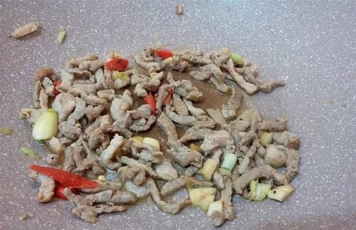 茼蒿茎|它含天然“安眠药”,养心安神护脑,改善睡眠,和肉一起炒,下饭