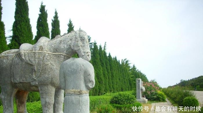 两个道士路经此地呐喊,葬此后代必出天子,老头知道后死于此地!