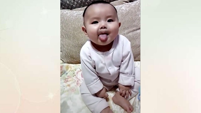 舌头|宝宝坐在沙发上,伸舌头逗妈妈,网友:五个月就会坐了?