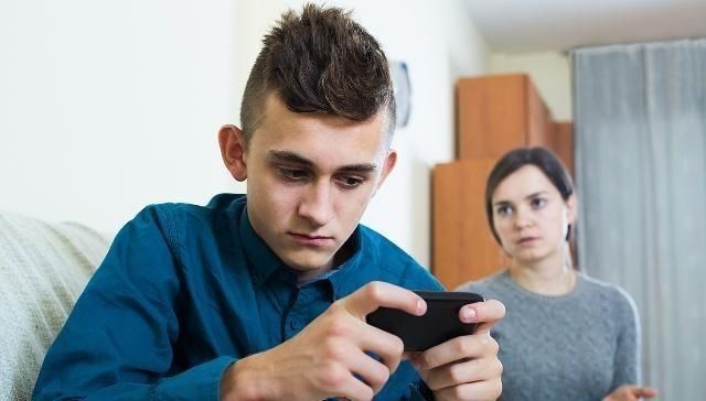 手机|给孩子一部手机让他自己玩,时间久了,你知道孩子会变得怎样吗