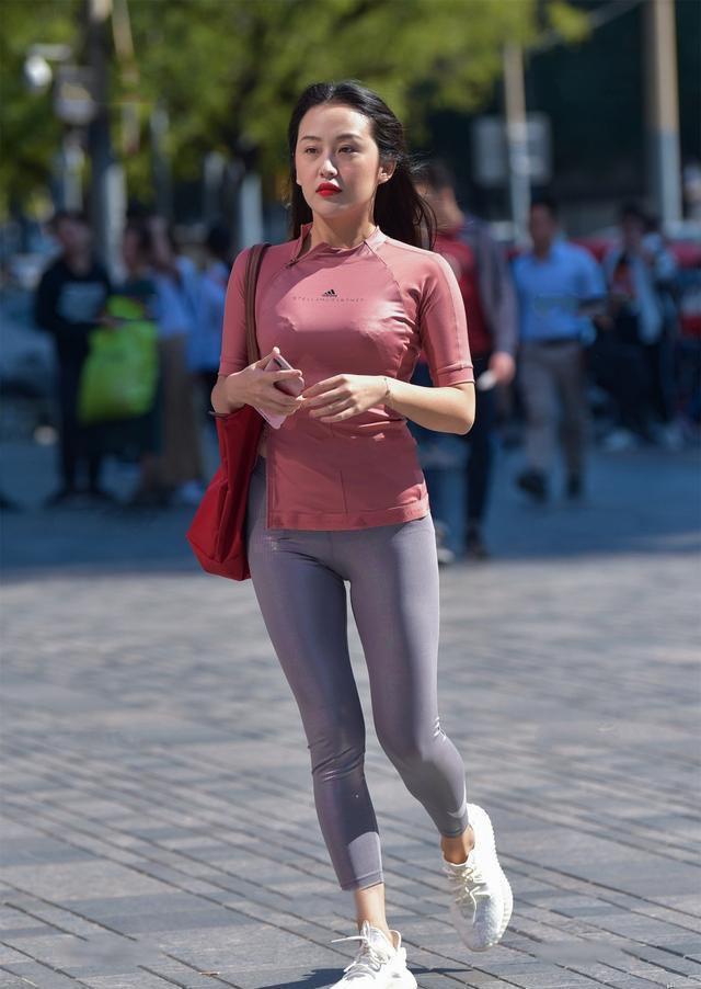 女生|美女街拍:选择彰显个性的运动装, 让造型显得充满活力, 轻松秀出好身材