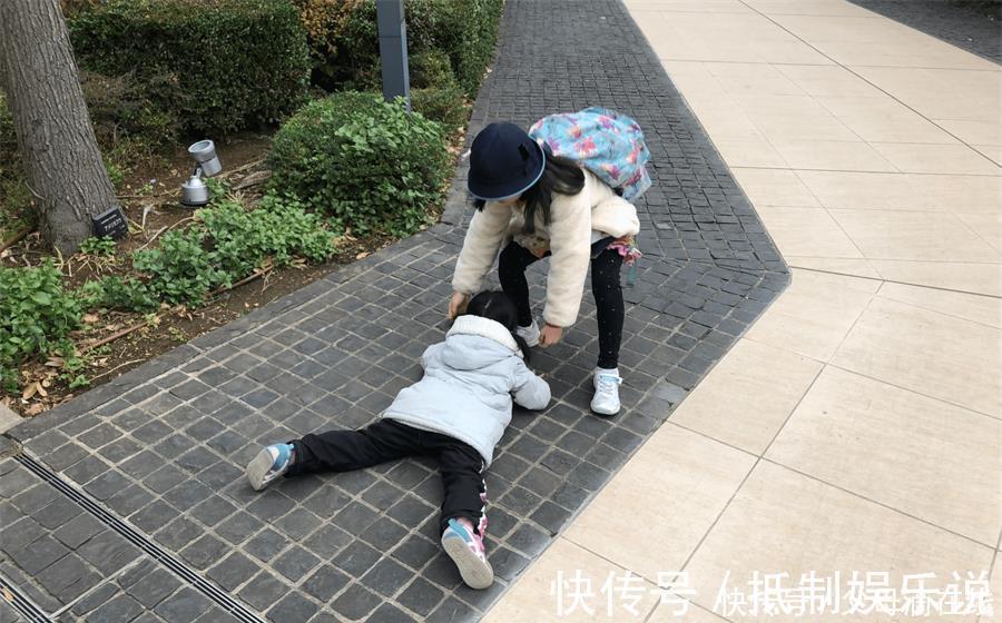 伤害|孩子摔倒，父母要不要不理会？你的行为可能正在伤害他们