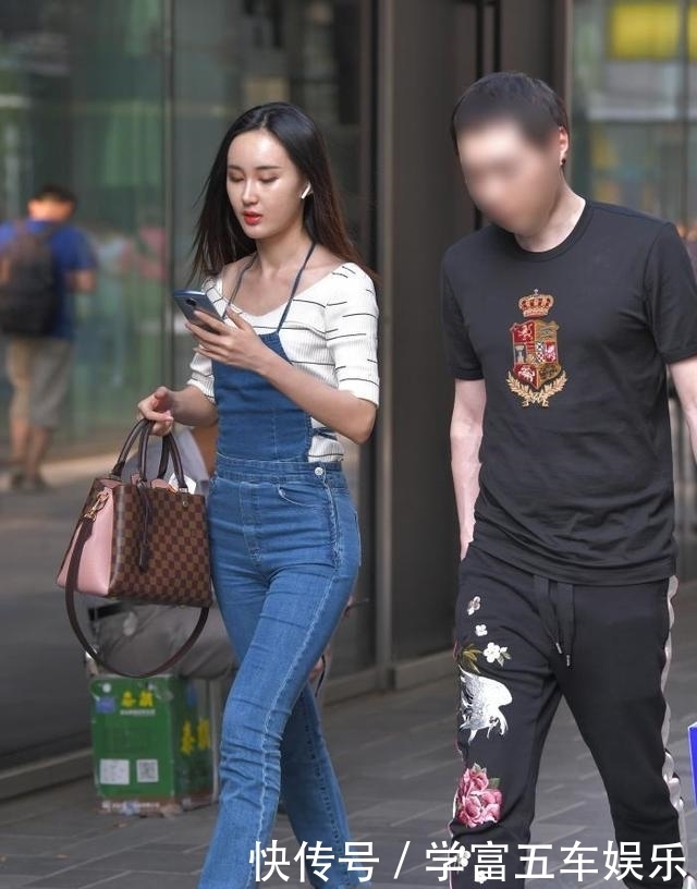 条纹针织服,搭配高腰牛仔裤,女神范十足,尽显姣好身材