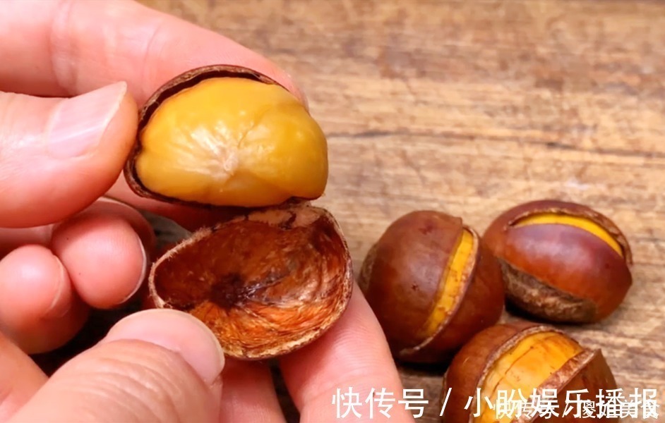 炒板栗时，用菜刀剥皮就错了，卖栗子的大姐教我诀窍，又快又好剥
