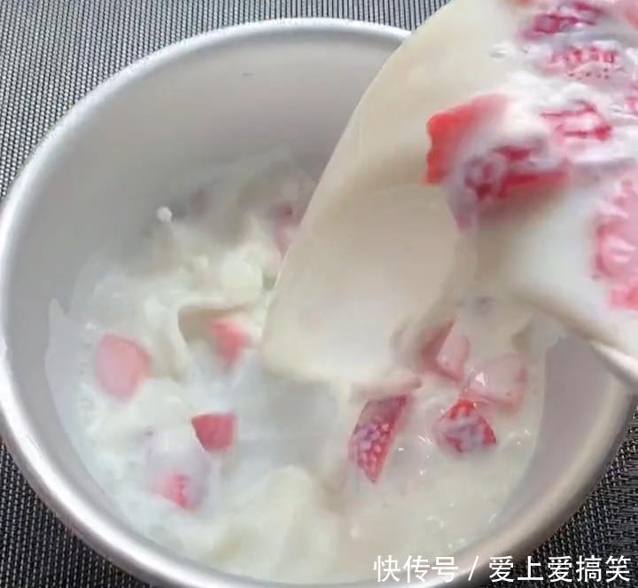 小朋友在家,用草莓,简单几步,轻松做成小吃,香甜爽口,人人爱