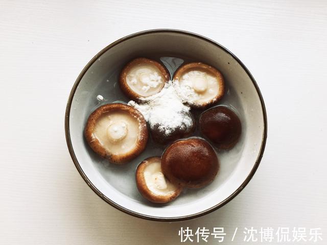 小虫子|香菇不能用水冲洗或焯水，正确方法可让脏东西乖乖溜走，2招学会