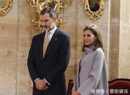 西班牙王后又穿“高级灰”,搭配蛇皮鞋和包,比时尚女魔头更洋气